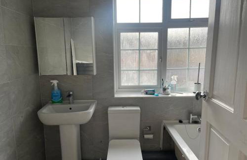 Luxurious Detached Holiday House Free Parking near Airport Town Centre Railway Station - Foto 37