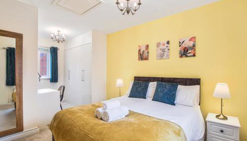 4Bed 3 Bath Home I Sleeps 7-9 I Family & Contractors I Parking - Foto 1, towels, wardrobe