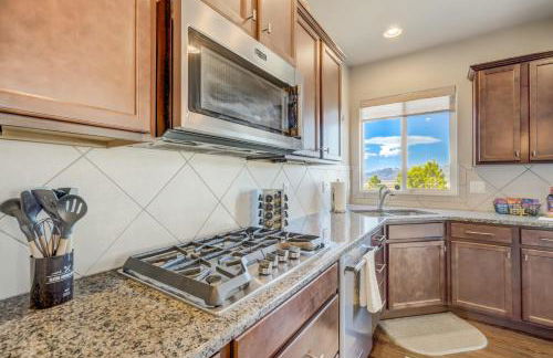 Mountain Breeze Villa w Mountain Views and Air Hockey - Foto 19