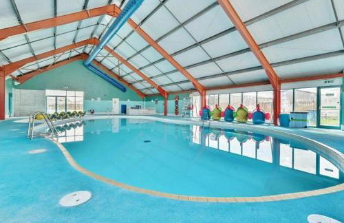 Spacious 6 Berth Caravan with Decking - Photo 18