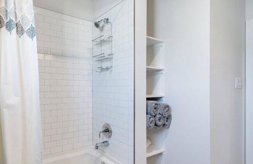 Explore the River Walk from Artsy Designer Retro Chic Home - Foto 24