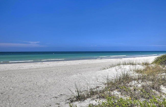 Updated Condo Near Beach: Ideal Walkable Location - Foto 50