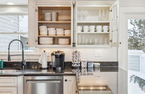 Seaside Serenity Steps to Beach Deck & Porch - Foto 22