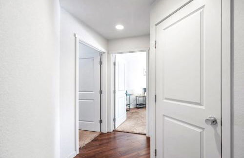 Relaxing 3BR Apartment With Pool & Wifi - Photo 16