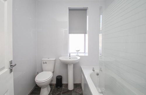 3-Bed Apartment Ideal for Contactors - Near Clyde Shipyard - 25 min Glasgow Airport - Photo 8