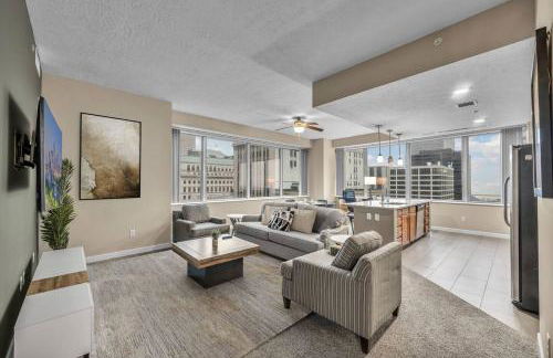 Luxury 13th Floor Condo: Downtown/ Parking 7 /Gym - Photo $