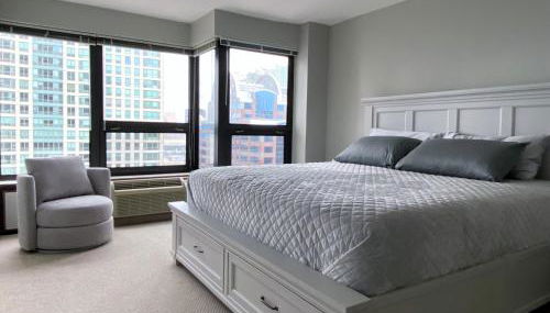 River North Magnificent Mile Condo, Lake and City Views, 43rd Floor Corner, Parking Included! - Foto 4