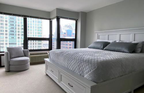 River North Magnificent Mile Condo, Lake and City Views, 43rd Floor Corner, Parking Included! - Foto 4
