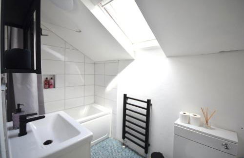 Stylish 1BR Retreat with Garden and Rustic Kitchen - Foto 21