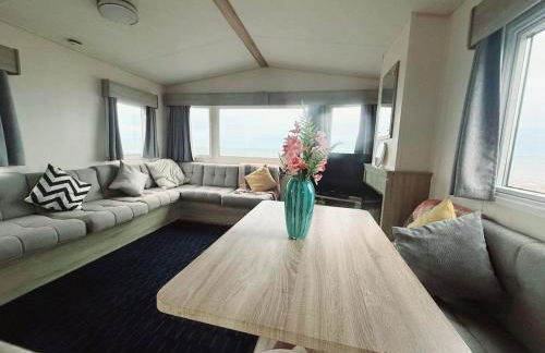Ocean Bliss-Beach Front - Lux- Sea View- 3-Bedroom Caravan- 8 Sleeps - Photo 11
