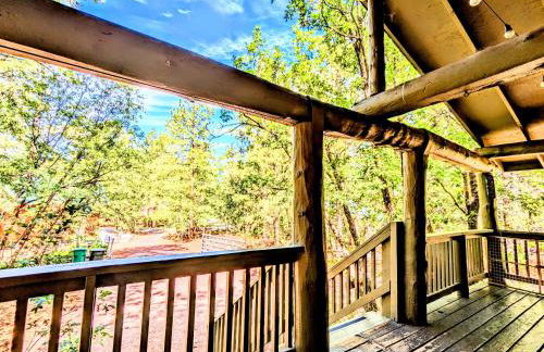 Charming Log Cabin in Tall Pines w Large Deck - Foto 10