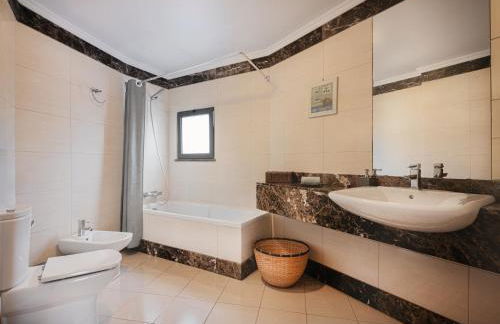 Beachfront Penthouse with Panoramic Ocean-View Terrace VIP Baia - Photo 30