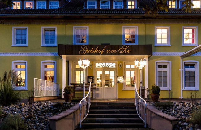 Courtyard View - Manor by the Lake - Photo 31