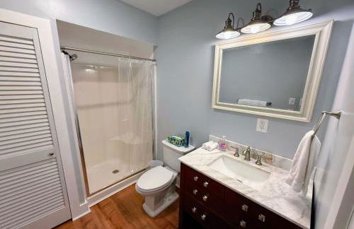 91M Renovated Bethlehem home with hot tub, firepit, large yard, walk to restaurants - Photo 24