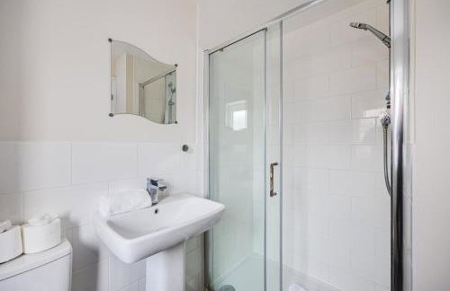 Detached House in Brooklands - Prime Location - Driveway Parking, Self-Check-In, Fast WiFi and Smart TV by Yoko Property - Foto 16