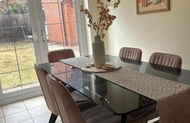 Beautiful 4-Bedroom Home for Groups & Families - Foto 17