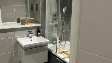 Cosy Modern Studio - Photo 4, Shower