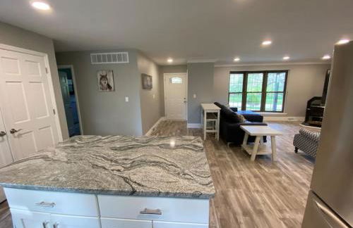 Private 4 Bedroom Home with a hot tub - Foto 11