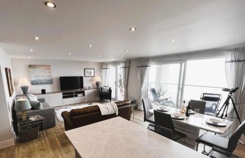 25 Breakwaters - Beach Hut is Included with this Pet Friendly Lux Apartment with Balcony, Stunning Sea Views over to Culver Cliffs & Free Parking - Photo 9