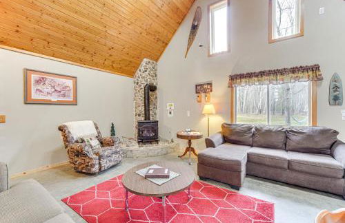 Cozy Birchwood Retreat on UTV Trail with Hot Tub! - Foto 8