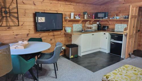 Forest Cabin Retreat - Sleeps 2 - Wifi & Garden - Foto 2