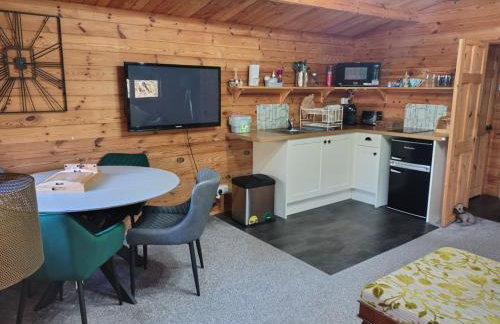 Forest Cabin Retreat - Sleeps 2 - Wifi & Garden - Foto 2