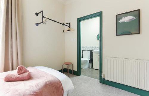 Home from Home 4 Bed - Ideal for Workers & Great for Groups, FREE Parking, Spacious, Pet Friendly Netflix - Foto 40