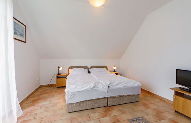 4 bedroom House in Balatonszárszó with private pool and garden - Photo 20