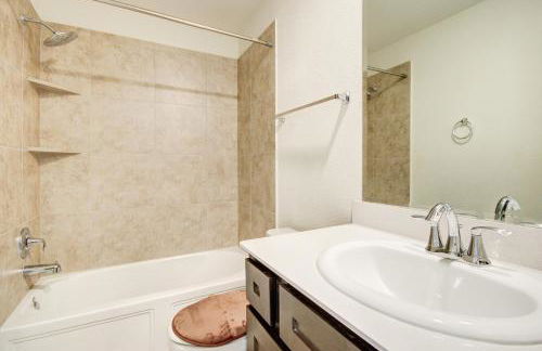 Meticulously-maintained 3-BR Townhouse w/ Backyard ~ Double-Story! - Foto 19