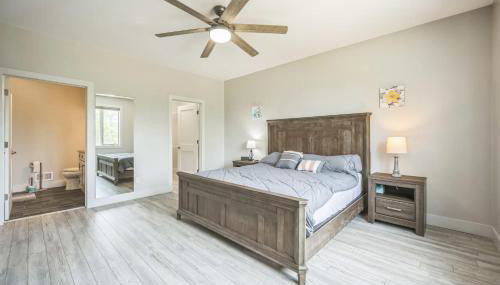 Grass Lake 8BR Retreat w Games & Fire Pit - Foto 4