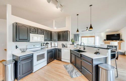 Luxury Prairie Retreat 5 Min from Madison! - Photo 6