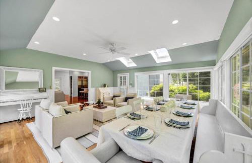 Stay 1 Block from Ocean at 7-Bed Retreat with Yard, Deck and Game Room, Host Up to 22 Across 16 Beds, Gas Fireplace, Gas Grill, Ample Parking, Walk to Menauhant Beach, Perfect for Family Getaway, 24 Hr Hospitality - Foto 20