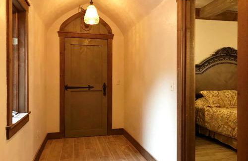 Castle Gatehouse Rental for a Unique Getaway near Bolton Landing, New York - Foto 30