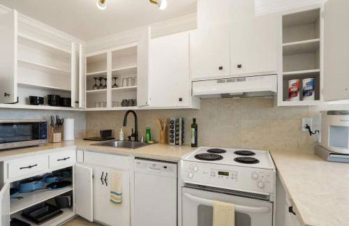 Charming 2BR Coastal Getaway in Pacifica - Photo 20