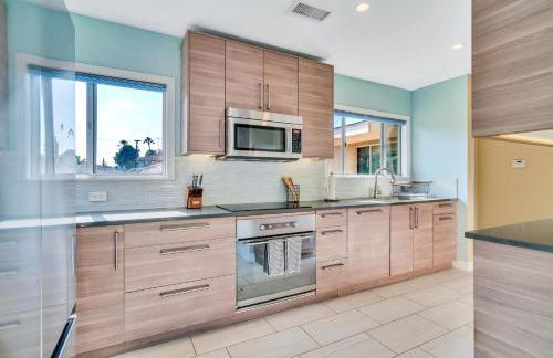 Modern Pool house with hot tub and relaxing backyard - Foto 44