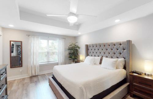 Stylish dog-friendly townhome with firepit & enclosed yard - blocks to downtown - Photo 14