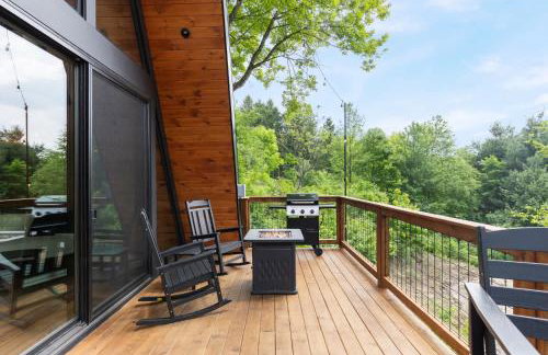 Designer A-Frame Treehouse with hot tub on river - Foto 19