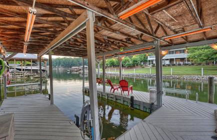 Lakefront Home w Pool, Dock, Fire Pit & Game Room Sip, Sip Away by Avantstay - Foto 102