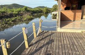 Casa em condomínio aconchegante na beira de canal - Foto 2