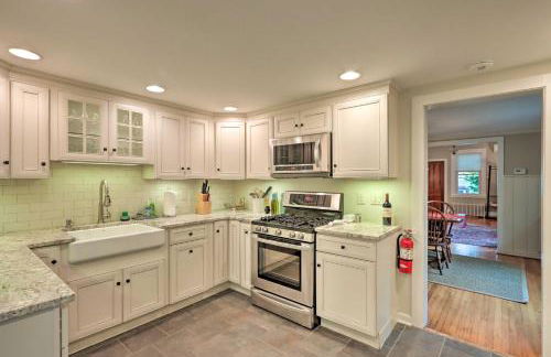 Charming Abode with Patio - Walk to Town and River! - Foto 10