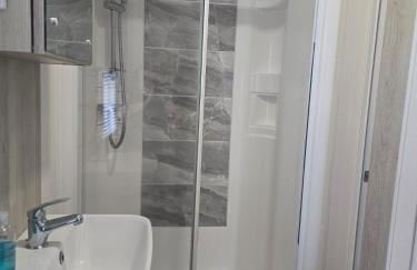 Lakeside Holiday Home with Hot Tub - Foto 21