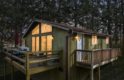 2-bedroom cabin, with a Fireplace, PS5, BBQ, fitness room, and a private hot tub - Foto 7