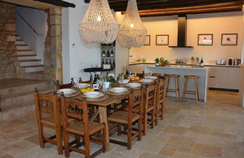 Masia La Morera autenticidad renovada 100 porcien a 10 minutos de Sitges en coche 12 huespedes Piscina Aire Aconc 6 Suites Apertura 15 Julio 2025 - Foto 21