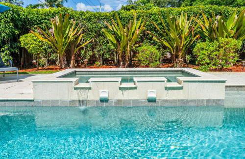 Spacious 5 Bedroom Heated Pool and Hot Tub, 12 minutes to the Beach - Foto 16