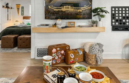 Step into School Spirit at the Golden Dome Getaway - Foto 61