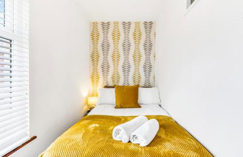 Comfortable 3 Bedroom Gem with 2 Bathrooms Perfect for Groups - Photo 6