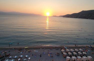 Stylish Rooftop Retreat with Hot Tub with Loutraki Beach - Foto 31