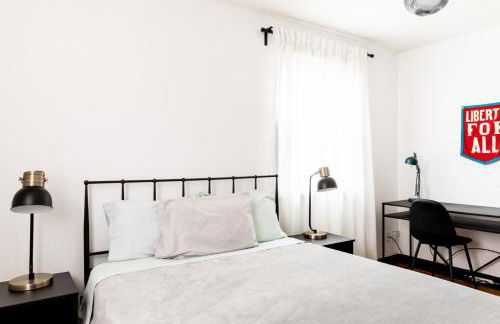 Mid-Century Modern Home Near Downtown with Free Parking - Foto 27