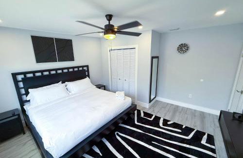 The LuxeLanding MIA- Swimming pool, Oasis Lounge, Mini Golf, BBQ and Hibachi Grill , and Outdoor Games - Photo 9