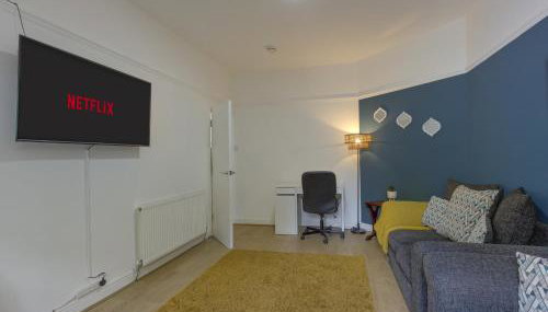 Ryland House Sleeps 8 M6 Access & Garden - Foto 2, Garden view, locker